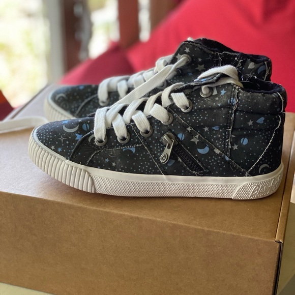 HI TOP SNEAKERS NWOB - Picture 2 of 4